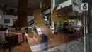 Seorang pria berjalan dalam restoran di kawasan Mahakam, Jakarta, Sabtu (30/1/2021). Wakil Ketua Umum PHRI Bidang Restoran Emil Arifin mengatakan, sekitar 1.030 restoran tutup sejak awal Pembatasan Sosial Berskala Besar (PSBB) hingga Oktober 2020. (Liputan6.com/Johan Tallo)