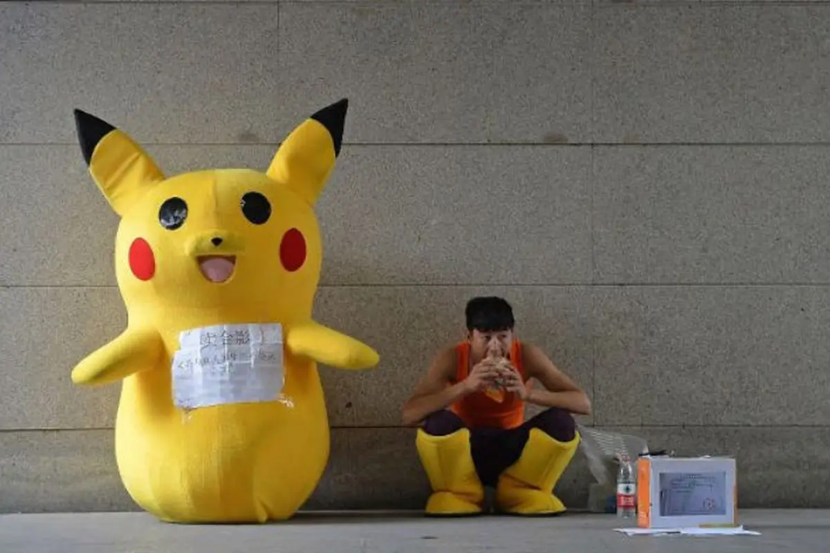 Pria Muda Jadi Pikachu untuk Obati Leukimia Anaknya