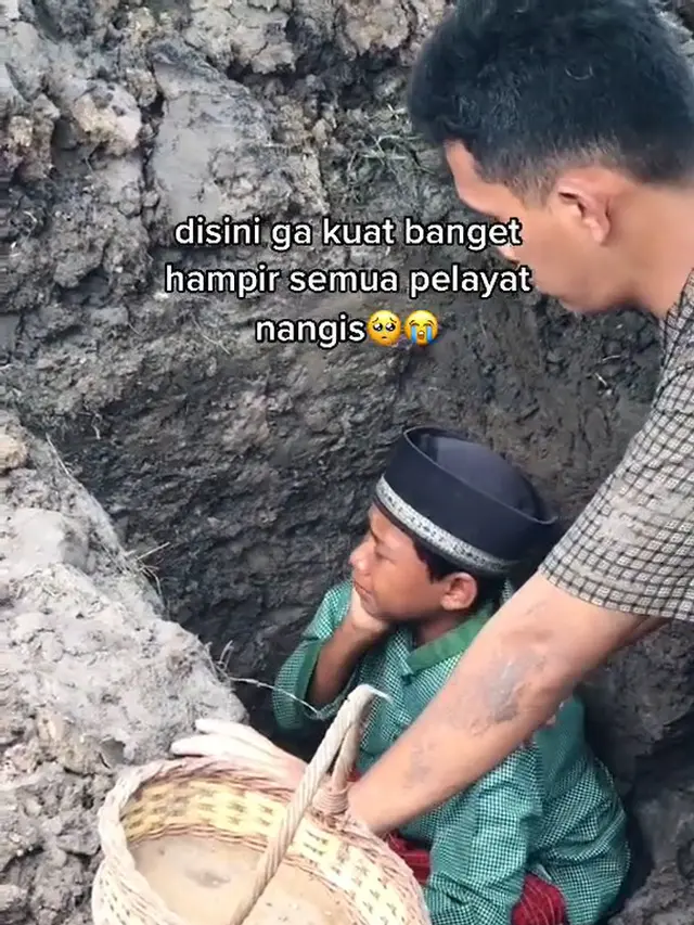 Momen paling menyedihkan bagi seorang anak ketika ditinggalkan orang tua untuk selama-lamanya.