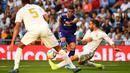 Gelandang Valladolid, Sergio Guardiola, melepas tendangan saat melawan Real Madrid pada laga La Liga di Stadion Santiago Bernabeu, Madrid, Sabtu (24/8). Kedua klub bermain imbang 1-1. (AFP/Gabriel Bouys)