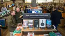 Pelanggan melihat-lihat buku di toko Amazon Books di University Village, Seattle, Washington, Selasa (3/11). Setelah 20 tahun mejual buku secara online, akhirnya Amazon membuka toko buku fisik pertamanya. (AFP Photo/Jason Redmond)