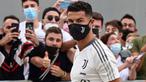 Spekulasi mengenai kepindahan Cristiano Ronaldo akhirnya terjawab. Kekasih dari Georgina Rodriguez tersebut menunjukkan kehadirannya di pusat medis milik Juventus untuk melaksanakan rangkaian tes medis. (Foto: AFP/Miguel Medina)