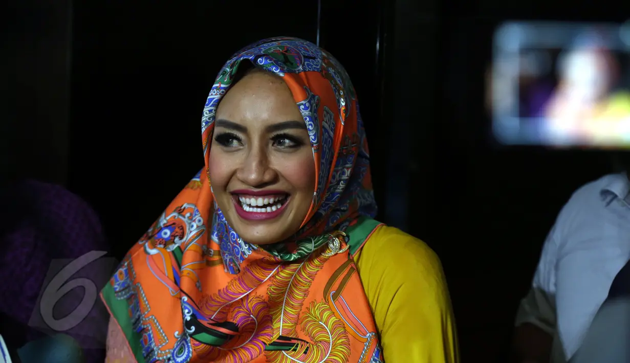 Artis peran dan penyanyi dangdut Shinta Bachir saat berada di Polres Jakarta Selatan, Senin (8/6/2015). Kedatangan Shinta untuk mempertanyakan kepada polisi mengenai inisial SB yang disebut-sebut sebagai dirinya. (Liputan6.com.Panji Diksana)