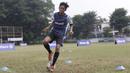 Seorang anak mengikuti coaching clinic bersama legenda Bayern Munchen, Martin Demichelis, di Lapangan PSPT Tebet, Jakarta, Minggu (23/6). Acara ini merupakan rangkaian Allianz Explorer Camp 2019. (Bola.com/Vitalis Yogi Trisna)