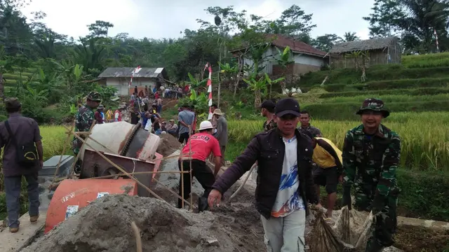 Progres pembangunan jalan baru program TMMD di desa Pancasura, Singajaya, Garut, Jawa Barat