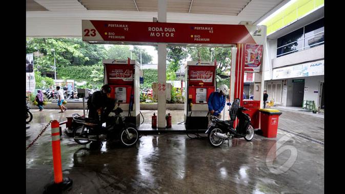 Sejumlah pengendara motor saat tengah mengisi bahan bakar di salah satu SPBU di Kuningan, Jakarta, Senin (19/1/2015). (Liputan6.com/Miftahul Hayat)