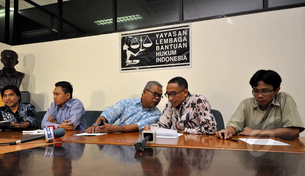 (Kiri-kanan) Alfon Kurnia Palma, Abdul Fikar Hajar, Iskandar Sonhadi, Sugianto Simanjutak saat memberikan keterangan pers terkait kasus Bambang Widjojanto, Gedung YLBHI, Jakarta, Jumat (13/2/2015). (Liputan6.com/Faizal Fanani)