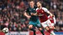 Bek Arsenal, Calum Chambers, berusaha menahan laju gelandang Southampton, James Ward-Prowse, pada laga Premier League di Stadion Emirates, London, Minggu (8/4/2018). Arsenal menang 3-2 atas Southampton. (AFP/Glyn Kirk)