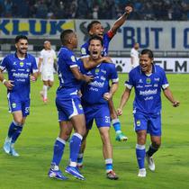 Selebrasi gelandang Persib Bandung, Thom Haye usai mencetak gol lewat tendangan penalti ke gawang Malut United dalam laga pekan ke-20 BRI Super League 2025/2026, Jumat (6/2/2026). (Bola.com/Erwin Snaz)