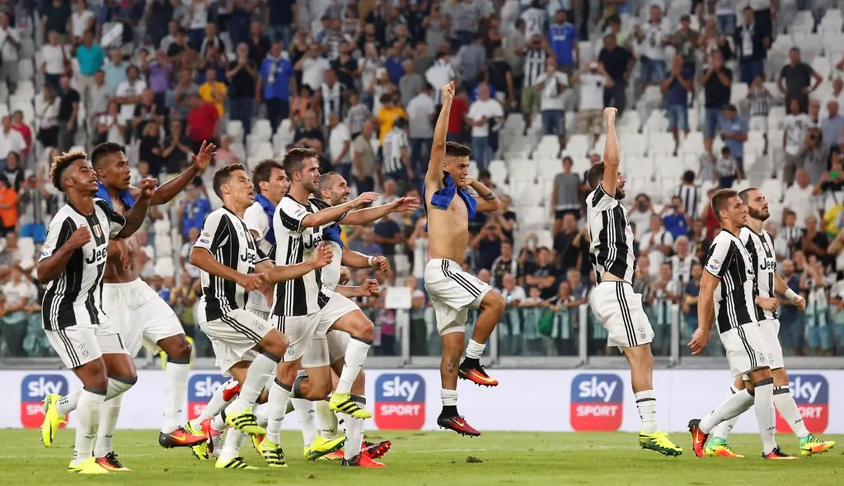 Pemain Juventus merayakan kemenangan atas Sassuolo dalam lanjutan Serie A di Juventus Stadium, Turin, Sabtu (10/9/2016). (AFP/Marco Bertorello)