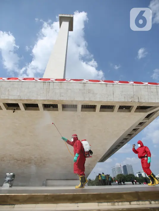 Petugas Pemadam Kebakaran menyemprotkan cairan disinfektan di lingkungan Monas, Jakarta, Rabu (17/6/2020). Penyemprotan dilakukan untuk mencegah penyebaran COVID-19 dalam rangka persiapan pembukaan kembali Monumen Nasional (Monas) pada Sabtu, 20 Juni 2020.  (Liputan6.com/Faizal Fanani)