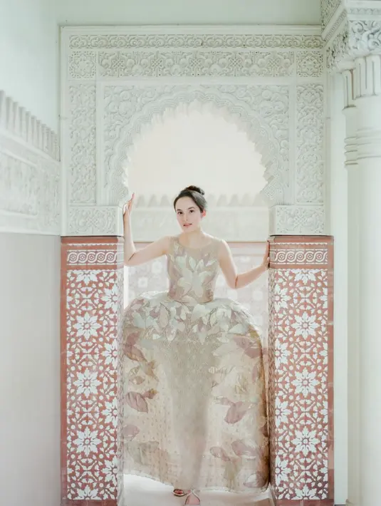 Begitu juga gaun untuk pemotretan prewedding juga sama spektakulernya rancangan Sebastian Gunawan. [@sebastiangunawanofficial]