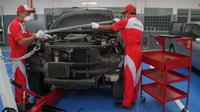 Ilustrasi servis mobil di bengkel resmi Mitsubishi. (MMKSI)