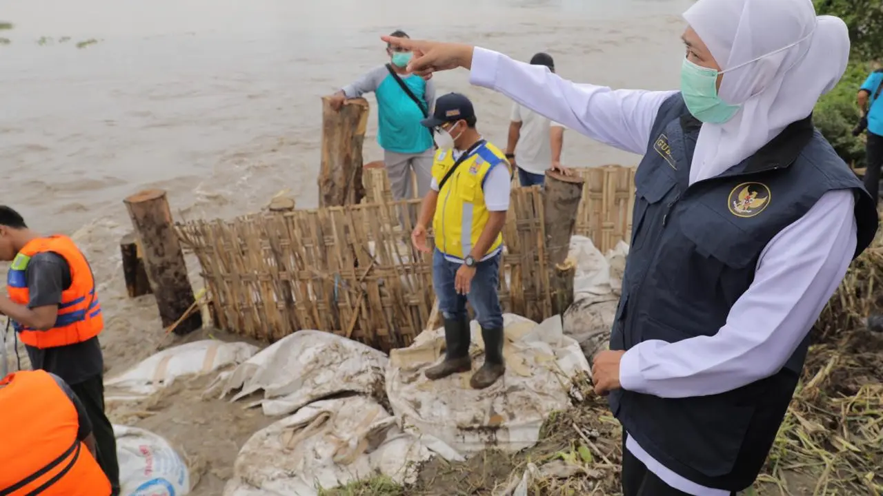 Gubernur Jatim Khofifah meninjau tanggul yang jebol penyebab banjir Jombang. (Dian Kurniawan/Liputan6.com)
