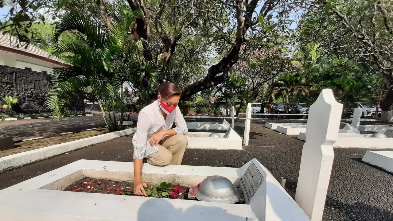Rahayu Saraswati DjojoHadikoesoemo ziarah ke makam kakek buyutnya, di Taman Makam Pahlawan (TMP) Taruna, Kota Tangerang, Senin (17/8/2020).
