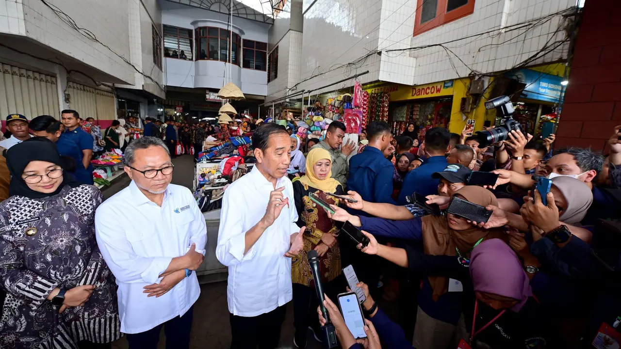 Presiden Jokowi  saat  mengunjungi Pasar Rogojampi, Kabupaten Banyuwangi, Provinsi Jawa Timur, pada Rabu (27/12/2023).BPMI Setpres