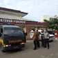 Kapolda Sumsel mengantar jenazah korban razia berdarah menuju mobil ambulans yang akan menuju ke Bengkulu (Liputan6.com/Nefri Inge)