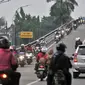 Pengendara sepeda motor nekat melawan arah saat melintas di jalan layang atau flyover Buaran, Jakarta, Kamis (29/11). Aksi nekat ini kerap terjadi di flyover Buaran, terutama pada saat jam sibuk guna menghindari kemacetan. (Merdeka.com/Iqbal S Nugroho)