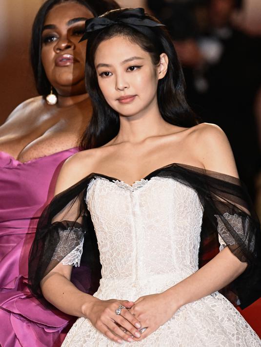 Jennie BLACKPINK menarik perhatian dengan penampilan pertamanya di Festival Film Cannes yang bergengsi. (Photo by LOIC VENANCE / AFP)