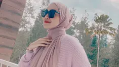 Kerap tampil modis, gaya Melody Prima sering menjadi  inspirasi para wanita. Untuk menambah gaya busananya, ibu satu anak ini kerap menggunakan kacamata hitam.(Liputan6.com/IG/@melodyprima)