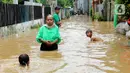 Banjir tersebut terjadi karena meluapnya Kali Ciliwung setelah terjadi hujan di DKI Jakarta dan Bogor pada Minggu (2/3/2025). (Liputan6.com/Herman Zakharia)