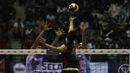 Pemain Jakarta Pertamina Energi melakukan smes saat melawan Palembang Bank Sumselbabel dalam ajang Proliga 2019 di GOR Among Rogo, Yogyakarta, Minggu (24/12). JPE menang 3-1 atas PBS. (Bola.com/Yoppy Renato)