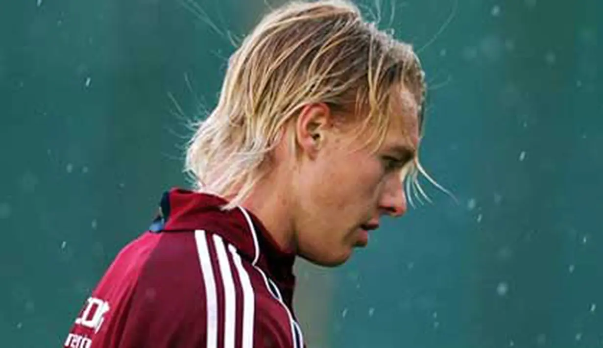 Defender Denmark Simon Kjaer di saat sesi latihan tim di Loerie Park, Knysna, 16 Juni 2010, jelang laga penyisihan Grup E PD 2010 lawan Kamerun. AFP PHOTO / PATRICK HERTZOG 