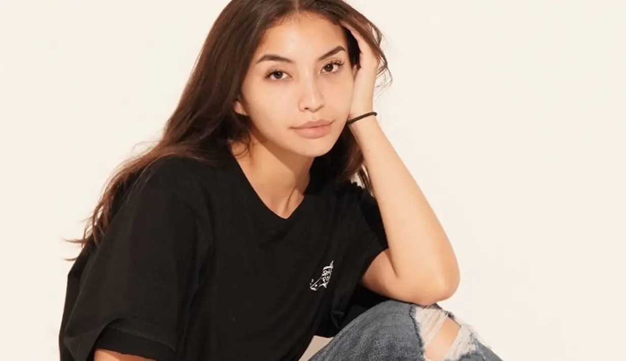 Berprofesi sebagai model, tak heran jika wanita kelahiran 28 Februari 1992 itu begitu memesona di depan kamera meski hanya memakai busana casu lseperti kaos hitam ini. (Liputan6.com/IG/@manodelia)