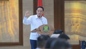 Peringati Hari Kesehatan Nasional 2025, Kementerian Kesehatan imbau masyarakat bisa memanfaatkan semaksimal mungkin cek kesehatan gratis (CKG). Hal ini agar masyarakat masih tetap bisa aktif di saat usia produktif.