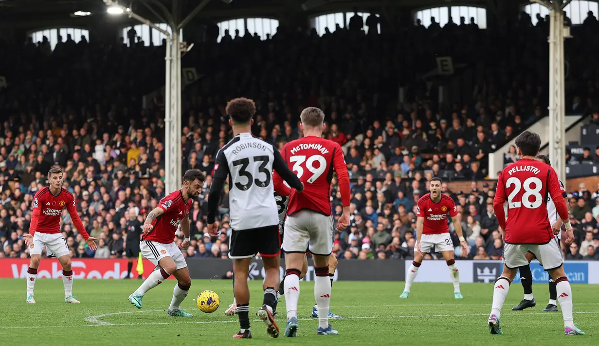 Pemain MU, Bruno Fernandes (dua kiri), berusaha mengecoh lawan sebelum mencetak gol ke gawang Fulham dalam pekan ke-11 Premier League 2023/2024 yang berlangsung di Stadion Craven Cottage, London, Sabtu (4/11/2023) malam WIB. (AFP/Adrian Dennis)