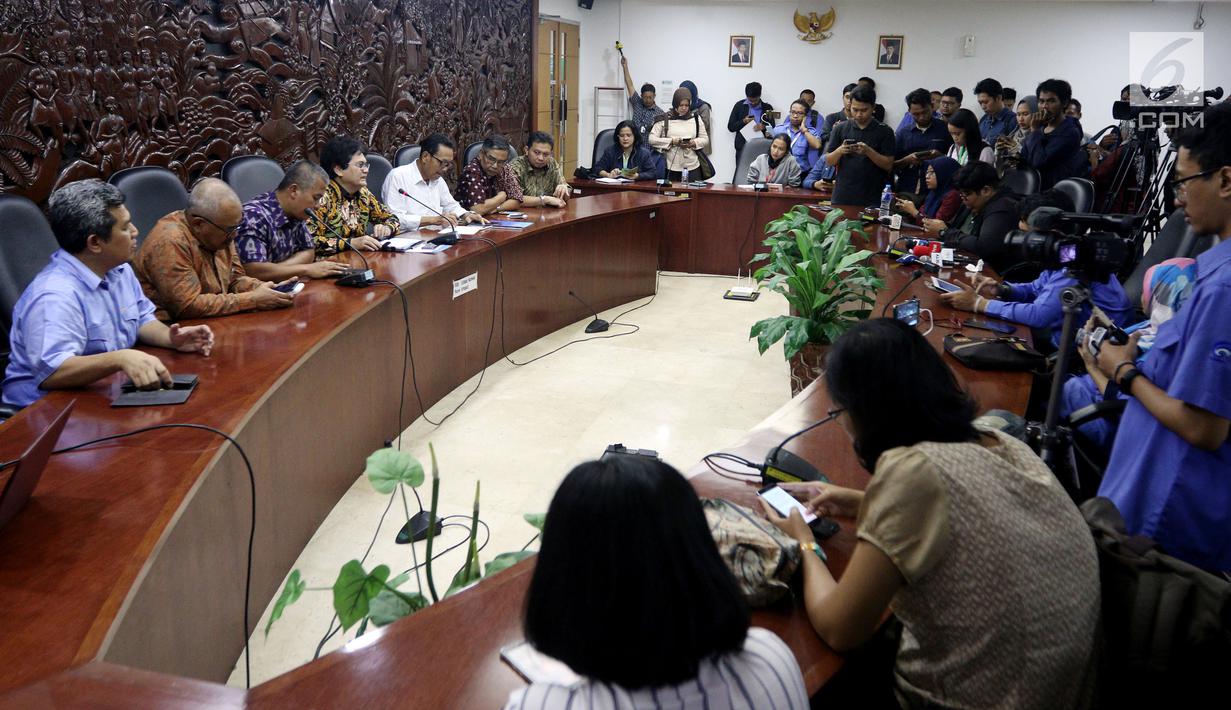 Suasana konferensi pers terkait batas akhir layanan bertahap kartu prabayar telekomunikasi di Kominfo, Jakarta, Rabu (28/2). Kemenkominfo akan memblokir secara bertahap nomor yang tidak mendaftarkan ulang mulai 1 Maret 2018. (Liputan6.com/JohanTallo)