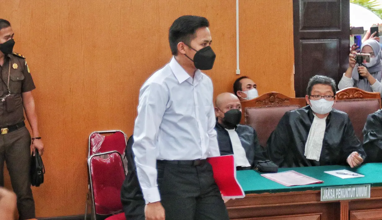 Bharada Richard Eliezer Pudihang Lumiu atau Bharada E (kiri) bersiap menjalani sidang perdana terkait kasus dugaan pembunuhan berencana Brigadir Yosua Hutabarat alias Brigadir J di Pengadilan Negeri Jakarta Selatan, Selasa (18/10/2022). Jaksa Penuntut Umum (JPU) dalam dakwaannya menyebut Bharada E tergerak mengikuti rencana Ferdy Sambo. (Liputan6.com/Angga Yuniar)