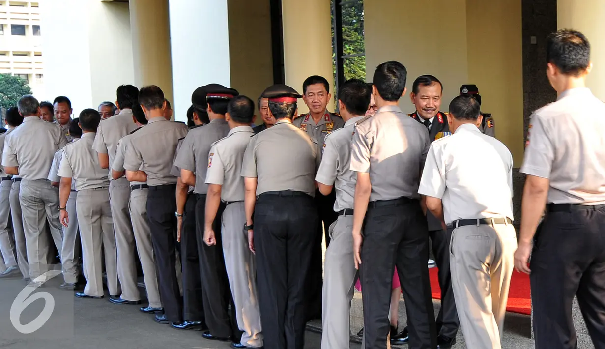 Sejumlah staf dan anggota Polri bersalaman dengan Kapolri Jenderal Badrodin di Mabes Polri, Jakarta, Rabu (22/7/2015). Turut hadir Kabareskrim Polri Komjen Pol. Budi Waseso dan petinggi Polri lainnya. (Liputan6.com/Yoppy Renato)