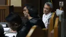 Terdakwa dugaan suap pengajuan PK ke PN Jakarta Pusat, Eddy Sindoro (kanan) saat sidang lanjutan di Pengadilan Tipikor, Jakarta, Senin (7/1). Sebelumnya, Eddy didakwa suap terkait pengurusan perkara di PN Jakarta Pusat. (Liputan6.com/Helmi Fithriansyah)