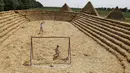 Anak-anak bermain sepak bola di stadion yang ada di taman jerami, wilayah pertanian Ponomaryovo, di Rusia, Rabu (19/7). Taman jerami tersebut dibangun oleh penduduk setempat untuk meningkatkan daya tarik wisatawan. (REUTERS/Eduard Korniyenkov)