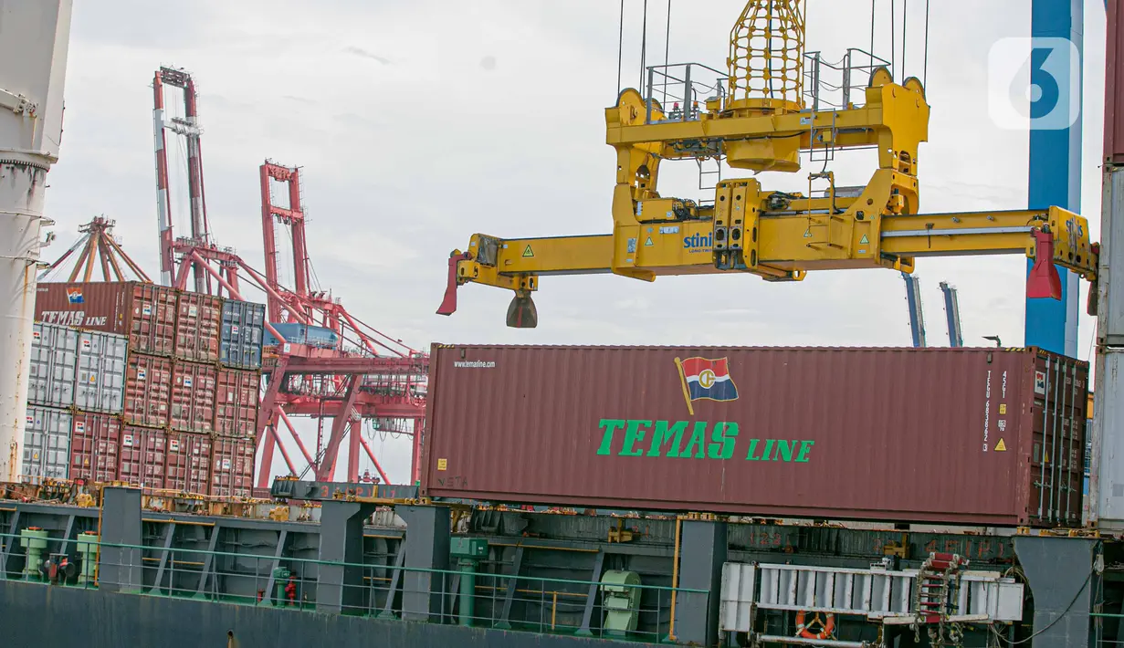 Suasana bongkar muat di Pelabuhan Tanjung Priok, Jakarta, Minggu (11/1/2021). Berdasarkan data yang dirilis Bank Indonesia (BI), neraca perdagangan Indonesia pada Januari-November 2020 mencapai surplus 19,66 miliar dolar AS. (Liputan6.com/Faizal Fanani)