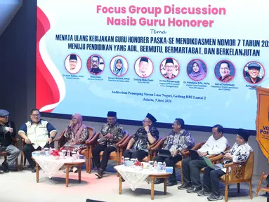Sejumlah pembicara melakukan pemaparan saat Focus Group Discussion (FGD) yang digelar Forum Masyarakat Indonesia Emas (FORMAS) di Auditorium Penunjang Siaran Luar Negeri, Gedung Radio Republik Indonesia (RRI), Jakarta, Jumat (5/6/2026). (Liputan6.com/Helmi Fithriansyah)