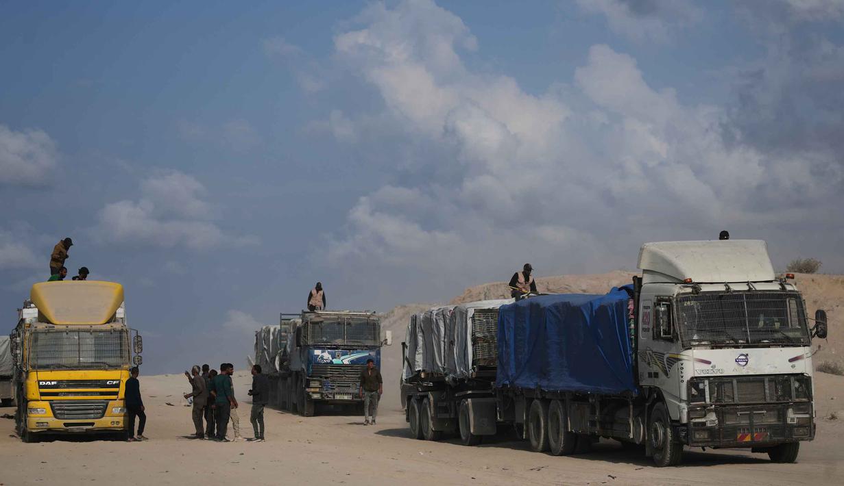 Perbatasan Zikim menjadi jalur utama pengiriman bantuan internasional ke Gaza utara. Tampak dalam foto, truk-truk yang mengangkut bantuan kemanusiaan melintasi Kota Gaza setelah masuk dari Israel melalui pos perbatasan Zikim di bagian utara Jalur Gaza, Kamis 13 November 2025. (AP Photo/Jehad Alshrafi)