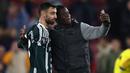 Seorang fans melakukan selfie bareng gelandang Manchester United, Bruno Fernandes setelah berakhirnya laga pekan ke-9 Liga Inggris 2023/2024 antara Sfheffield United menghadapi Manchester United di Bramall Lane, Sheffield, Minggu (22/10/2023) dini hari WIB. (AFP/Darren Staples)