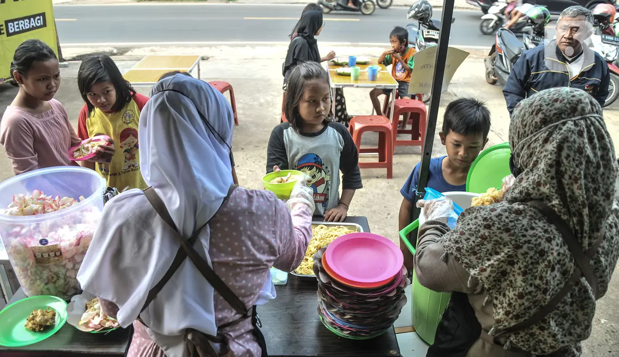 Relawan menyajikan sarapan gratis kepada warga di Lembaga Sedekah Nusantara, Sawangan, Depok, Minggu (5/9/2021). Lembaga kemanusiaan Sedekah Nusantara menggelar kegiatan berbagi sarapan gratis sebagai bentuk kepedulian terhadap masyarakat yang terdampak pandemi Covid-19 (merdeka.com/Iqbal S Nugroho)