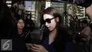 Velove Vexia menjawab pertanyaan awak media usai menyambangi KPK untuk meminta izin menjenguk OC Kaligis, Jakarta, Senin (3/8/2015). OC Kaligis ditetapkan sebagai tersangka dalam dugaan kasus suap tiga Hakim PTUN Medan. (Liputan6.com/Helmi Afandi)