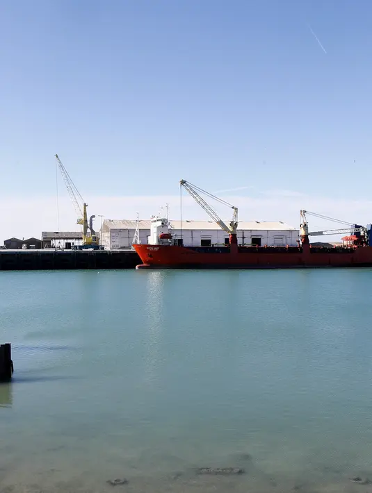Kapal kargo berbendera Rusia berlabuh di pelabuhan Boulogne-sur-Mer, Prancis utara (26/2/2022). Pejabat Prancis mengatakan marinir yang berpatroli di wilayah Selat Inggris telah mencegat kapal kargo yang berlayar di bawah bendera Rusia dan mengawalnya untuk penyelidikan. (AP Photo/Michel Spingler)