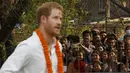 Warga berkumpul saat Putra Mahkota Kerajaan Inggris, Pangeran Harry sedang mengamati situs warisan dunia, Patan Durbar Square yang turut terkena dampak gempa tahun lalu, di Kathmandu, Nepal, Minggu (20/3). (REUTERS/Prakash Mathema/Pool)