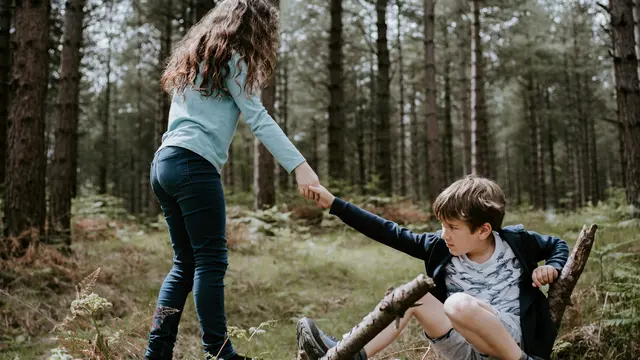 Kakak dan adik di hutan