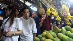 Calon wakil presiden nomor urut 2 Gibran Rakabuming Raka (kedua kiri) didampingi sang istri Selvi Ananda (kiri) blusukan ke Pasar Rawasari, Jakarta, Minggu (3/11/2023). Gibran blusukan sambil membagikan susu dan berbelanja di Pasar Rawasari. (Liputan6.com/Herman Zakharia)