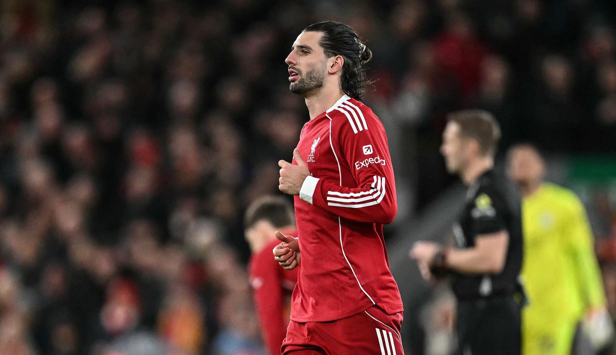 Keputusan wasit tersebut menuai banyak kontroversi baik kartu merah maupun dianulirnya gol Man City. (AFP/Paul Ellis)