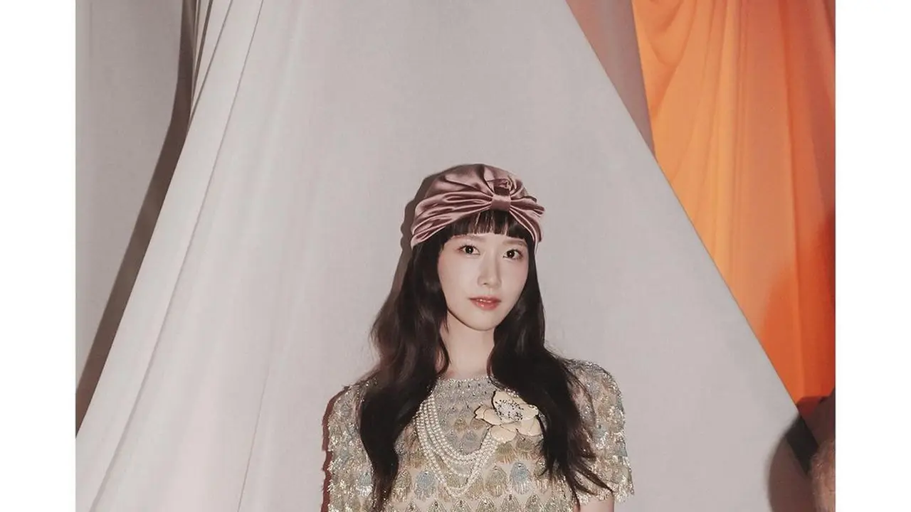 Visual Menawan Yoona SNSD Bak Putri Timur Tengah Pakai Turban Hadiri Paris Fashion Week 2024