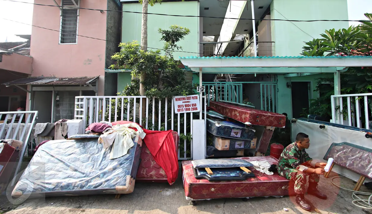 Barang - barang yang berada didalam kompleks Zeni dikeluarkan oleh pihak TNI Angkatan Darat di Mampang, Jakarta Selatan, Minggu (17/1). Meskipun sempat ricuh, Kodam Jaya tetap mengosongkan rumah. (Liputan6.com/Immanuel Antonius)