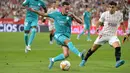 Pemain depan Real Madrid Lucas Vazquez (kiri) berebut bola dengan bek Sevilla Marcos Acuna pada lanjutan Liga Spanyol di stadion Ramon Sanchez Pizjuan, Senin (18/4/2022) dini hari WIB. Real Madrid sukses menaklukkan Sevilla 3-2. (CRISTINA QUICLER / AFP)