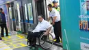 Penyandang disabilitas usai menaiki kereta MRT di Jakarta, Kamis (21/3). Dalam kesempatan tersebut mereka dapat menikmati fasilitas yang di sediakan untuk disabilitas. (Liputan6.com/Angga Yuniar)